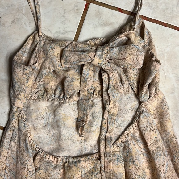 H&M medium dress. Ties a bow in back. - Picture 7 of 9